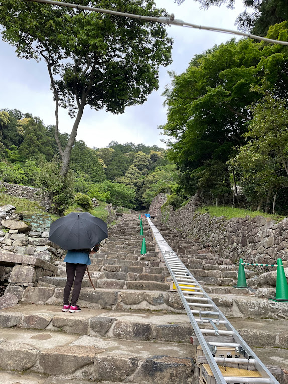 写真ー１３　安土城階段／長いまっすぐな石段。残念ながら小雨