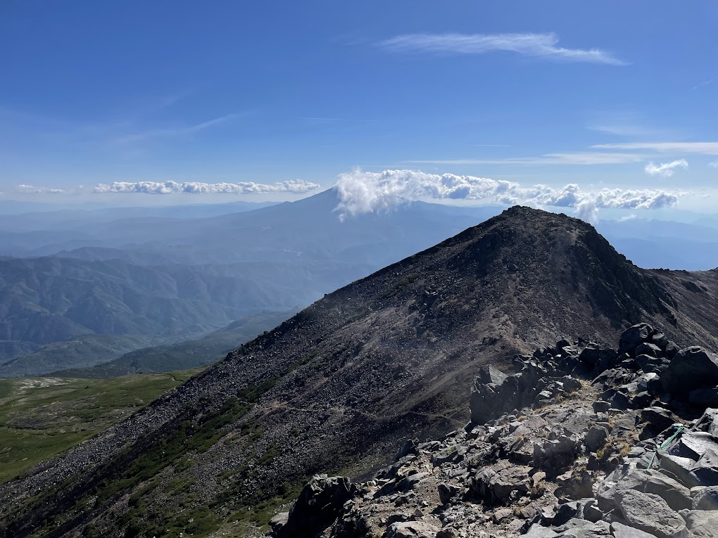 写真ー１４　剣ヶ峰。向こうの山の方が高く見える？